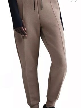 Nike Women's Sportswear Tech Fleece Mid Rise Jogger